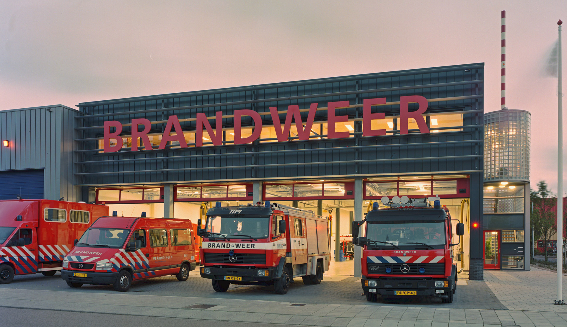 Foto met Brandweer voertuigen - Brandweerkazerne Wormer